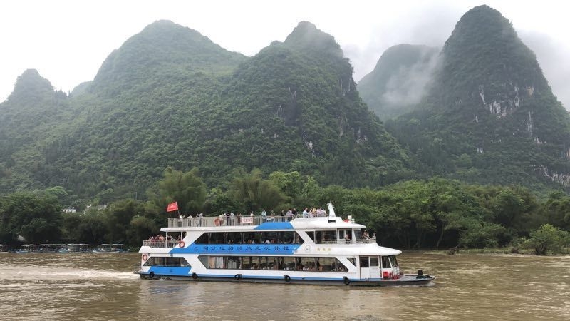 东升湿地景区位于大、小挠力河交汇处。“挠力”源于伊彻满语“诺罗”，语意为源流不定。该区域素有“东大荒”之称,“捧打狍子，瓢舀鱼，野鸡飞到饭锅里”，便是对“东大荒”的真实写照。