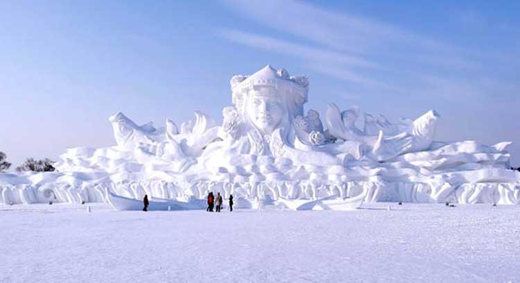 冰蓝雪白的北国冰城——哈尔滨，借助冬季严寒的自然条件，用冰和雪建造娱乐设施，除了游乐场，那就是冰雪城堡，其中包括可以住宿的旅馆、吃饭的餐厅，以及可以承办婚礼的教堂。在冰雪建筑中，雪堡功能这么齐全，这么有人情味的，还真不多见。