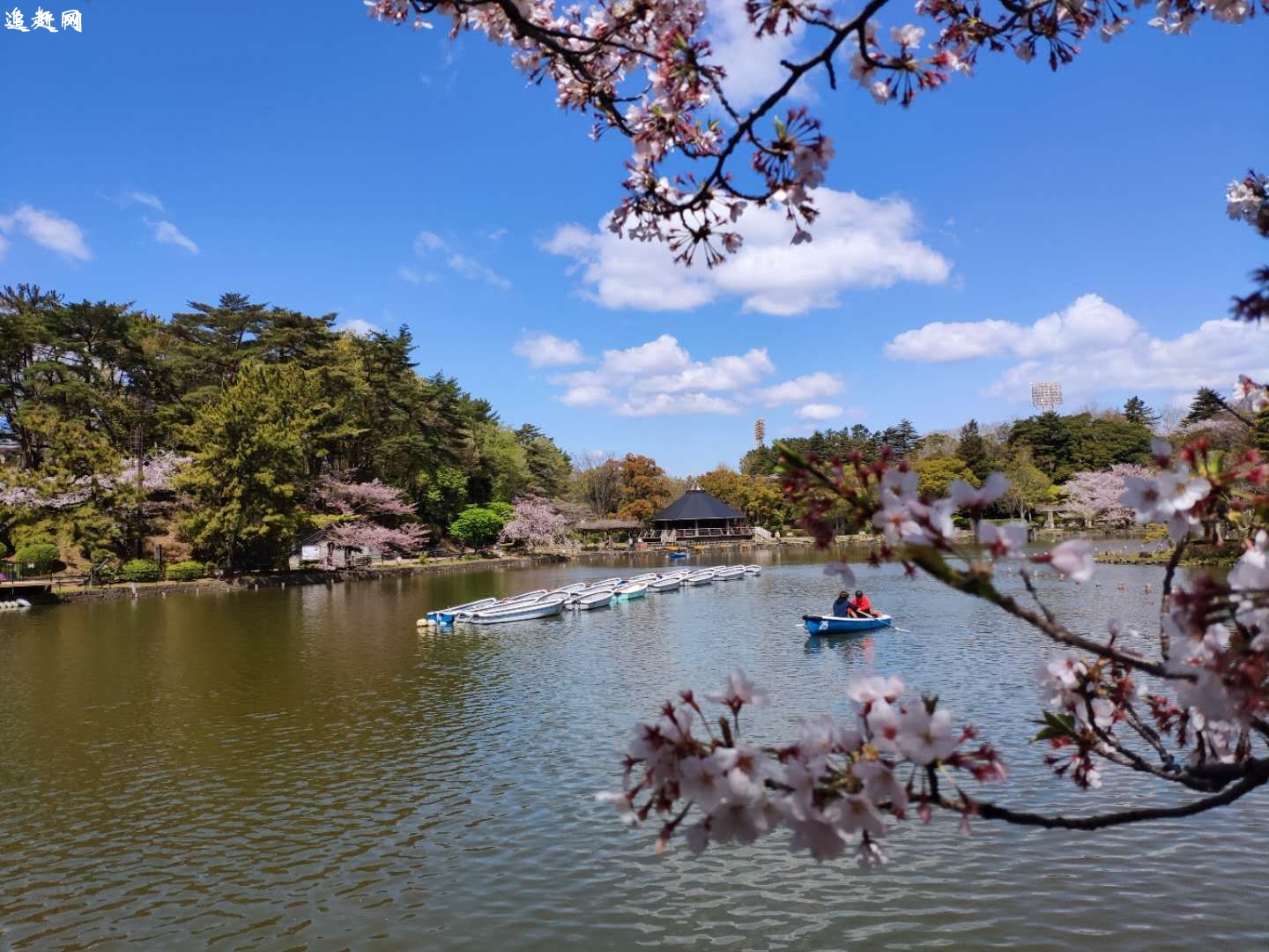 仙女湖旅游风景区位于长海县广鹿岛西南端，面积约3000亩，**峰为老铁山，与旅顺老铁山齐名，海拔245.9米，为广鹿岛第二高峰。