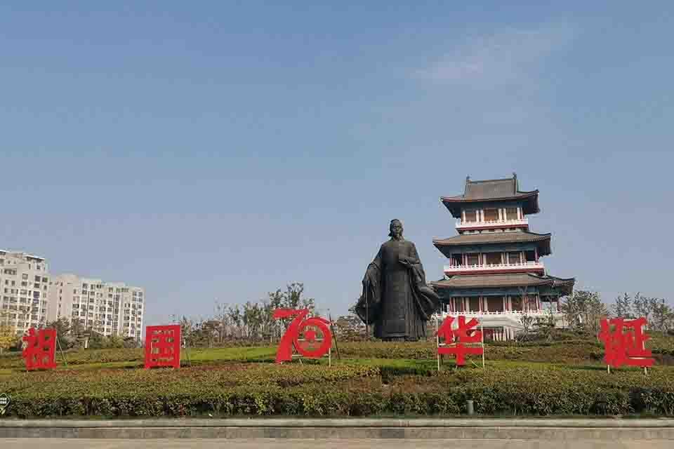 鱼台县旧城海子钓鱼台风景区位于鱼台县王庙镇旧城里村一带。东西长2200米，南北长1400米，有水面积高达280万平方米。旧城原名黄台市，因黄水不没而得名。