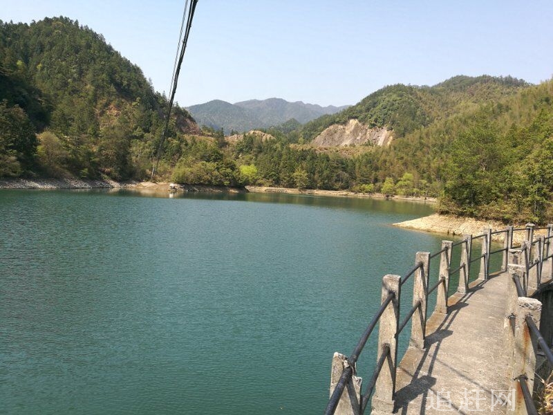 清河省级旅游度假区以清河水库为依托，依山傍水，风光旖旎，山、水、城相映成辉。该度假区地处辽河平原和辽东丘陵交汇处，兼备山地和平原的特征，起伏的丘峦和成片的松林秀丽异常。