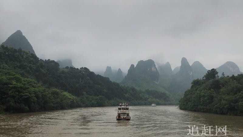 八仙过海景区又名八仙渡、八仙过海口，坐落在山东蓬莱市北黄海之滨，与丹崖山、蓬莱阁、长山列岛隔海相望，游览面积5.5万平方米，主要景点近40处。周围海域天高水阔，景色壮观。春夏之交，常有海市、海滋出现，奇景虚幻缥缈，美不胜收。