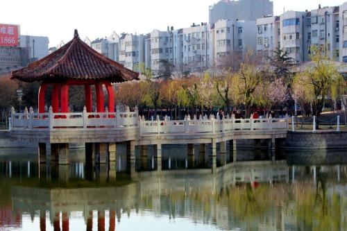 沧湾公园紧邻诸城影剧院，南靠藏书丰富的诸城图书馆，西畔即为宽阔净美的和平街，隔街是诸城广电大楼和新郎大厦。