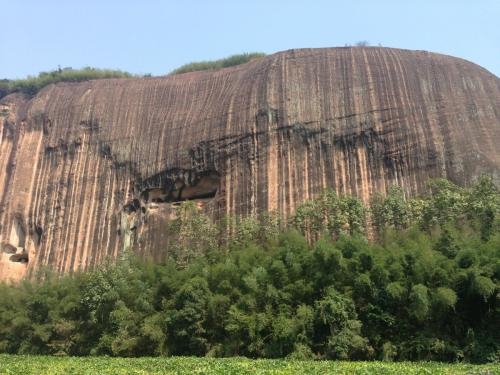 山东山旺**地质公园位于山东省临朐县城东约22公里处，面积约13平方公里。地质公园地处鲁中隆起区中的临朐凹陷，**峰尧山，海拔高度为405.5米，公园内总体由两个次级小盆地组成，即解家河盆地和包家河盆地，其外围均为由玄武岩组成的低山丘陵，地形起伏较大。