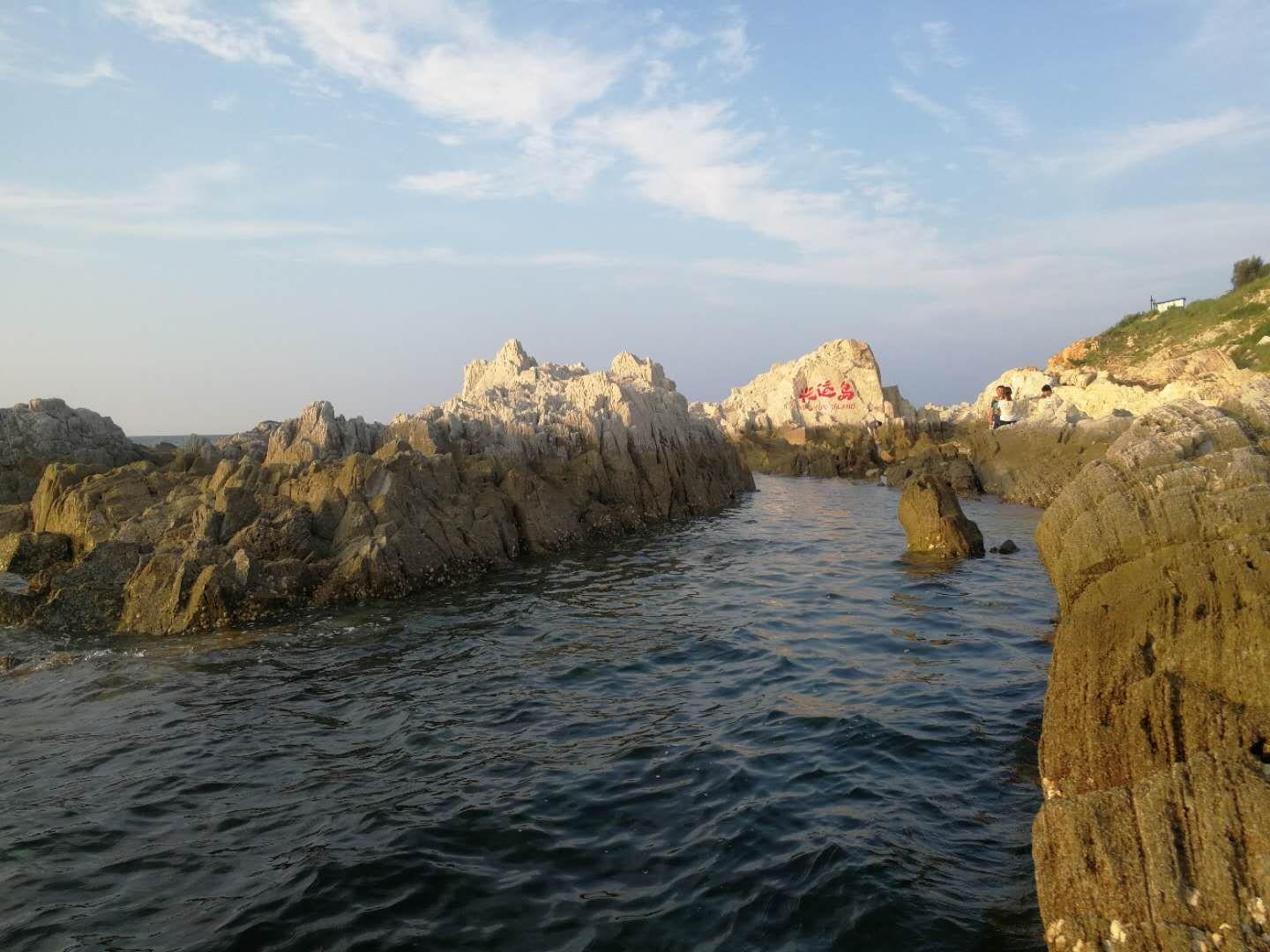 城内既有风景秀丽的园林造型，又有场面博大、气势不凡、文化涵概丰富的室内景点，还有精妙绝伦、丰富多彩的游乐设施，更有古朴典雅、功能齐备的宫廷建筑和别具一格的古乐舞表演，令世人叹为观止。