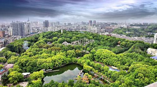 长岭县是吉林省松原市代管县，位于吉林省西部，松原市西南部，长岭县**景区有龙凤山风景名胜区。2013年，龙凤湖湿地被吉林省政府批准为省级自然保护区。