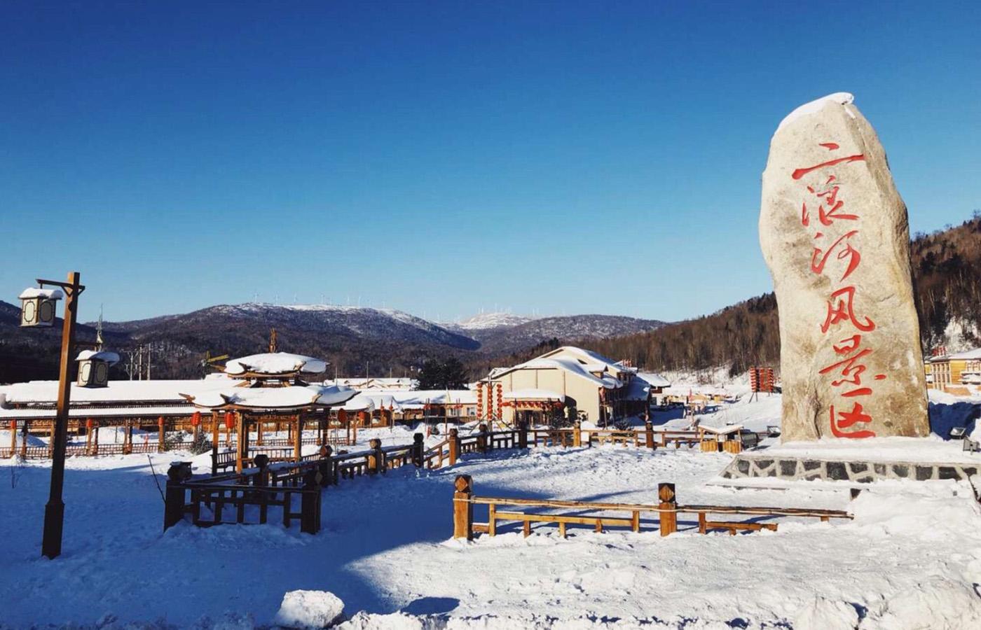 海林是旅游城市，有“雪、虎、山、水、情”五大特色旅游资源，“林海雪原”、“威虎山”、“中国雪乡”三大旅游品牌**为闻名。截至2013年，共有4A级景区3个、3A级景区5个、2S级滑雪场2个。