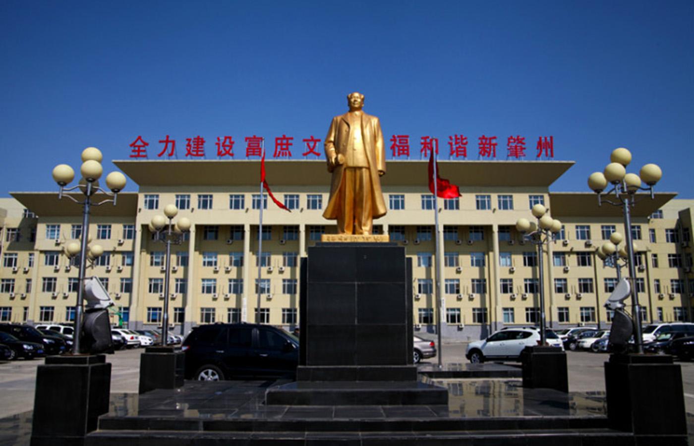 肇州县地处黑龙江省西南部，松嫩平原腹地。
肇州县位于黑龙江省西南部，松花江之北，松嫩平原腹地，背靠大庆油田，东部与肇东市比邻，西部与大同区交界，南部与肇源县接壤，北部与安达市相连。