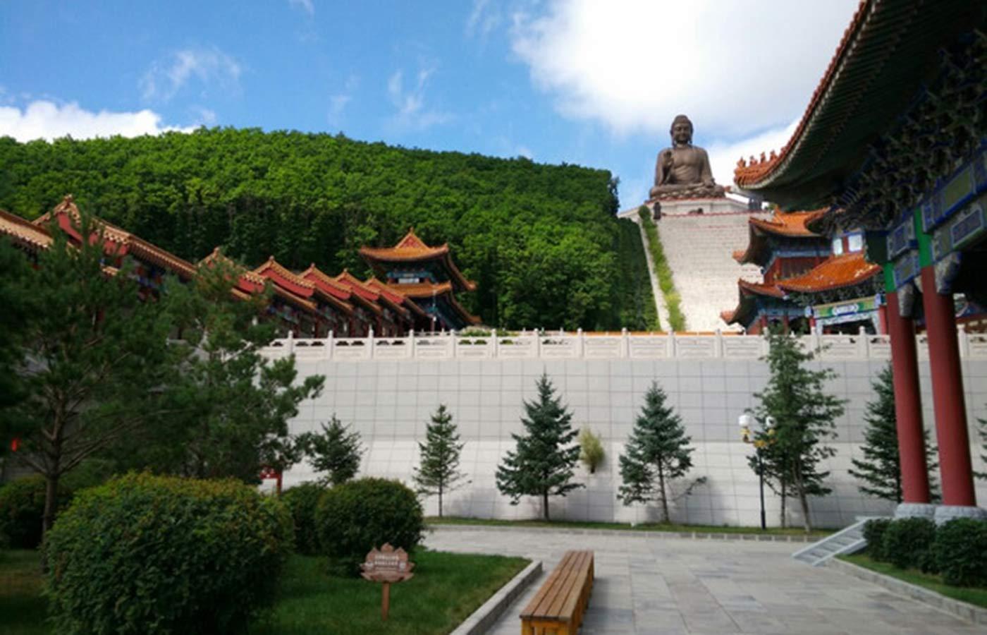 吉林省属于温带大陆性季风气候，四季分明，雨热同季；夏季高温多雨，冬季寒冷干燥。吉林是中国重要的工业基地、教育强省、农业强省，加工制造业比较发达，汽车与石化、农产品加工、商业卫星为支柱产业，航空航天工业装备制造、光电子信息、医药、冶金建材、轻工纺织具有自身优势特色。