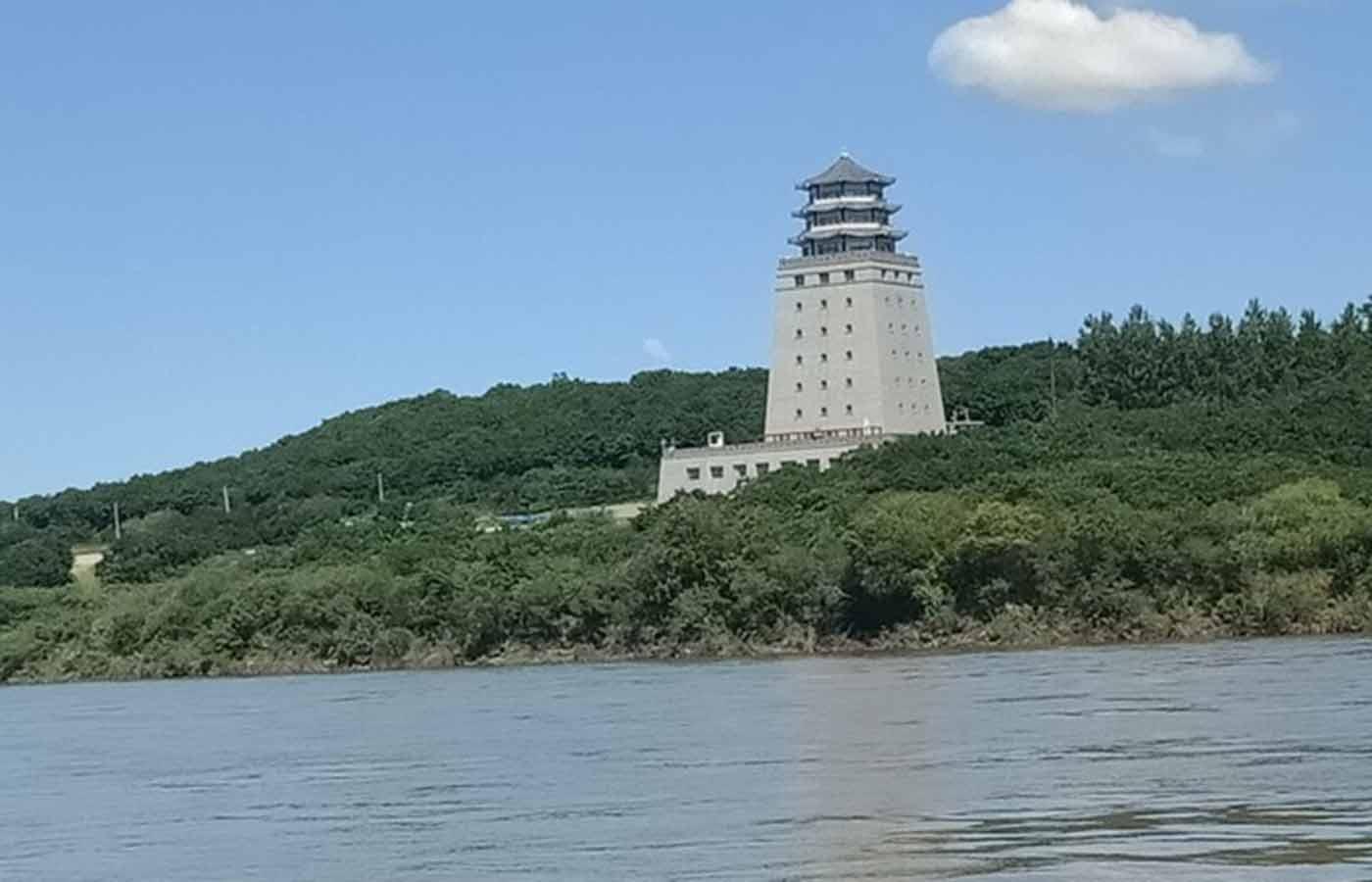 珲春市(满语:Huncun)隶属于延边朝鲜族自治州，是一座"水在城中，人在画中"的东北亚明珠城市。位于吉林省东部的图们江下游，是吉林省**东端的城市，是中国唯一地处中俄朝三国交界的边境窗口城市，与俄罗斯、朝鲜山水相连，与韩国、日本隔海相望。珲春既是中国直接进入日本海的唯一通道，也是中国从水路到韩国东海岸、日本西海岸，以及北美、北欧的**近点。以珲春为中心，周边分布着俄、朝众多天然不冻港。