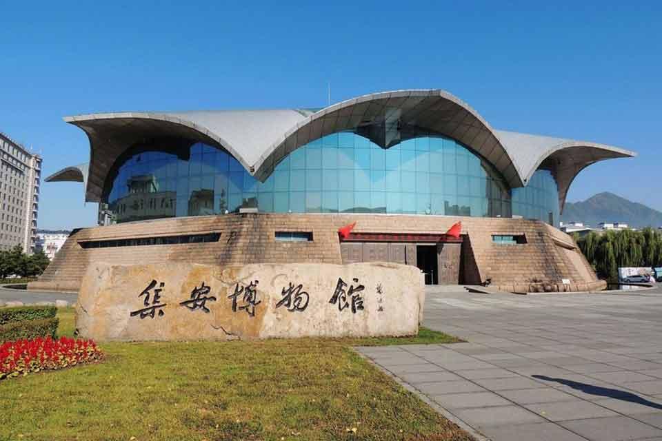 集安市隶属于吉林省通化市，位于吉林省东南部，东南与朝鲜民主主义人民共和国隔鸭绿江相望，集安市有五女峰**森林公园、鸭绿江风景区、云峰湖风景旅游度假区、好太王碑等**景点 [1-7]  。2017年集安市获**卫生城市命名。