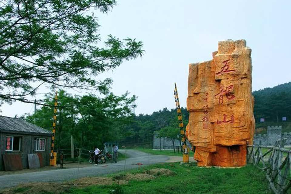 法库县隶属于辽宁省沈阳市，位于辽宁省北部，长白山山脉与阴山山脉余脉交汇处，辽河右岸，自然地貌特征为“三山一水六分田”，距沈阳市中心距离90公里。