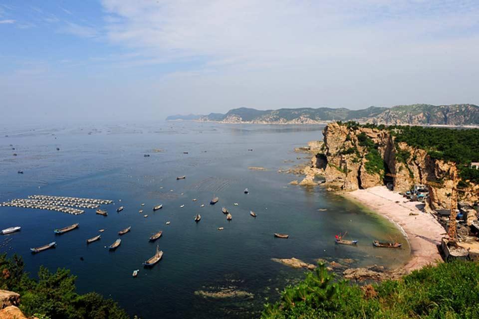 长海县，位于辽东半岛东侧的黄海北部海域，东与朝鲜半岛隔海相望，西、北部隔海毗邻大连市、金州区、普兰店区和庄河市，西南与山东省庙岛群岛相对。隶属于辽宁省大连市。