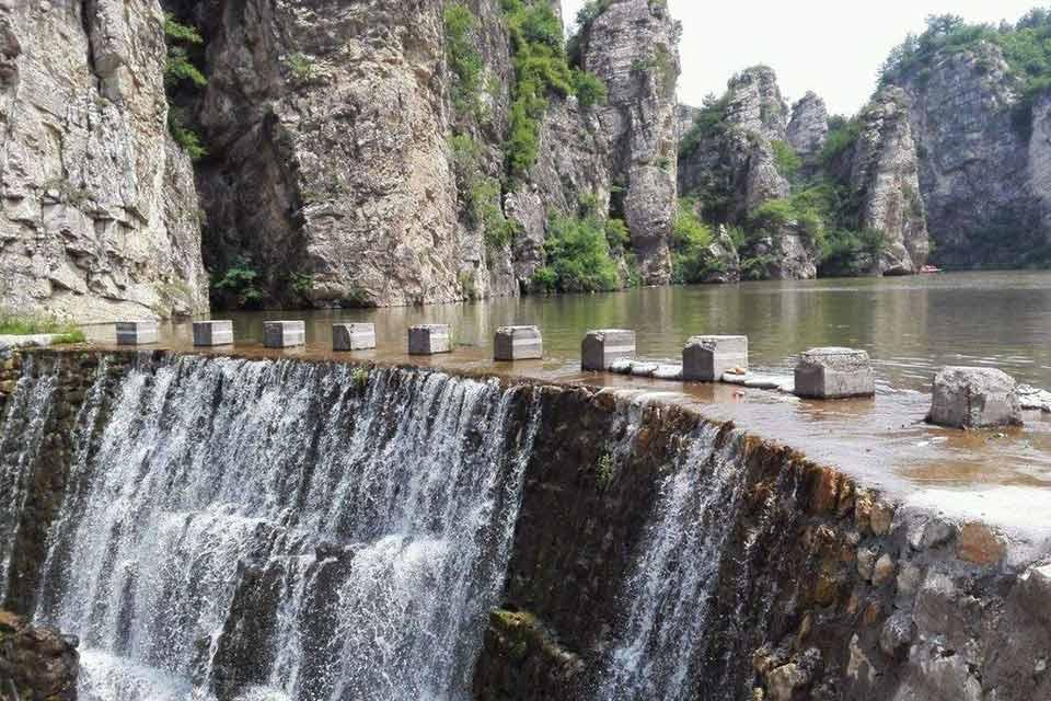 建昌县隶属辽宁葫芦岛市，位于葫芦岛市西北部。东邻连山区、兴城市，南连绥中县，西北接凌源市，西南与河北省秦皇岛市青龙县接壤，北靠喀左、朝阳两县。总土地面积3181平方公里。耕地89万亩。建昌县人口65万2011年。

有汉、满、蒙、回、朝鲜等民族。建昌县地处辽西丘陵山区，燕山山脉延伸于此。地势西北高、东南低。松岭山脉呈东北西南走向，贯穿本县。**峰大青山，海拔1223米，有辽西屋脊著称。发源、流经县境的河流有40多条，主要河流有大凌河、六股河、青龙河、黑水河。境内建有大、中、小水库31座，总蓄水量为1.74亿立方米。