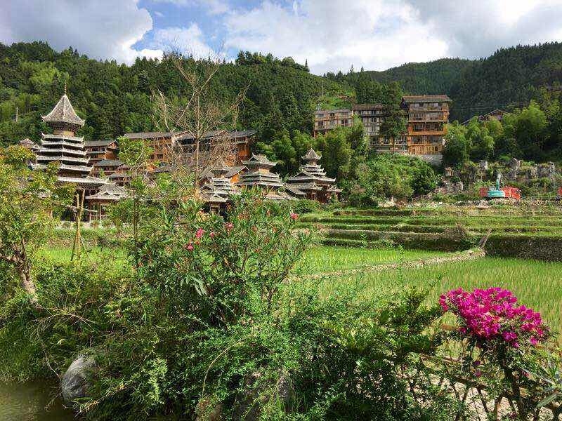 太阳岛风景名胜区座落在哈尔滨市松花江北岸，与繁华的市区隔水相望，是****的旅游避暑胜地。面积38平方公里，外围保护地带规划控制面积为88平方公里，是江漫滩湿地草原型风景名胜区。年接待游人约一百万人次，党和****人-、-等曾先后视察过太阳岛。