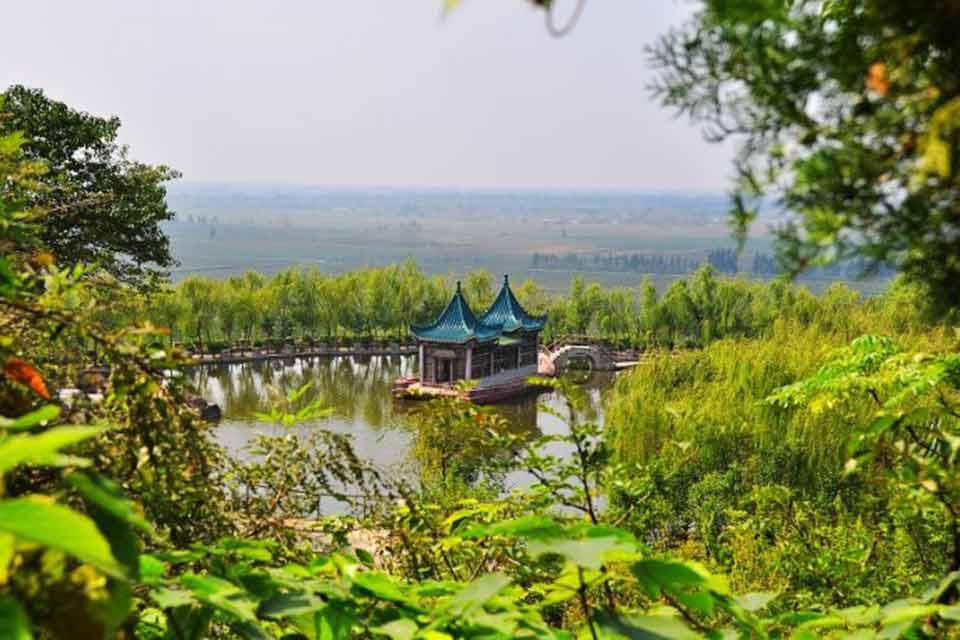 巨野县，是山东省菏泽市下辖县。地处鲁西南大平原腹地，位于菏泽东部，因古有大野泽而得名。境内主要河流有万福河、洙水河、洙赵新河和郓巨河。巨野县经济社会发展迅速，先后荣获“****投资潜力中小城市百强”、“****城市品牌建设发展潜力城市”，被评为“**科技进步先进县”。