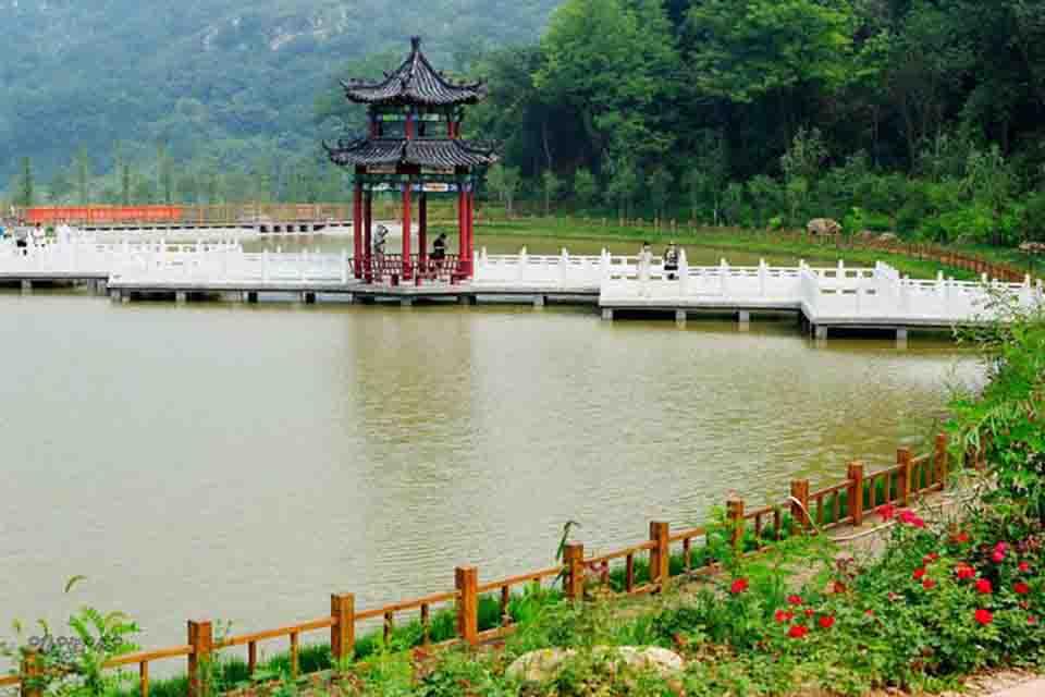 淄博是一座山水结合的组团式城市（组群式城市），有博山**级风景名胜区（**重点风景名胜区）；为国务院批准的“较大的市”，是山东省区域性中心城市、山东半岛城市群核心城市之一和省会城市群经济圈次中心城市；被中央文明委评定为第三、四、五届“**文明城市”。