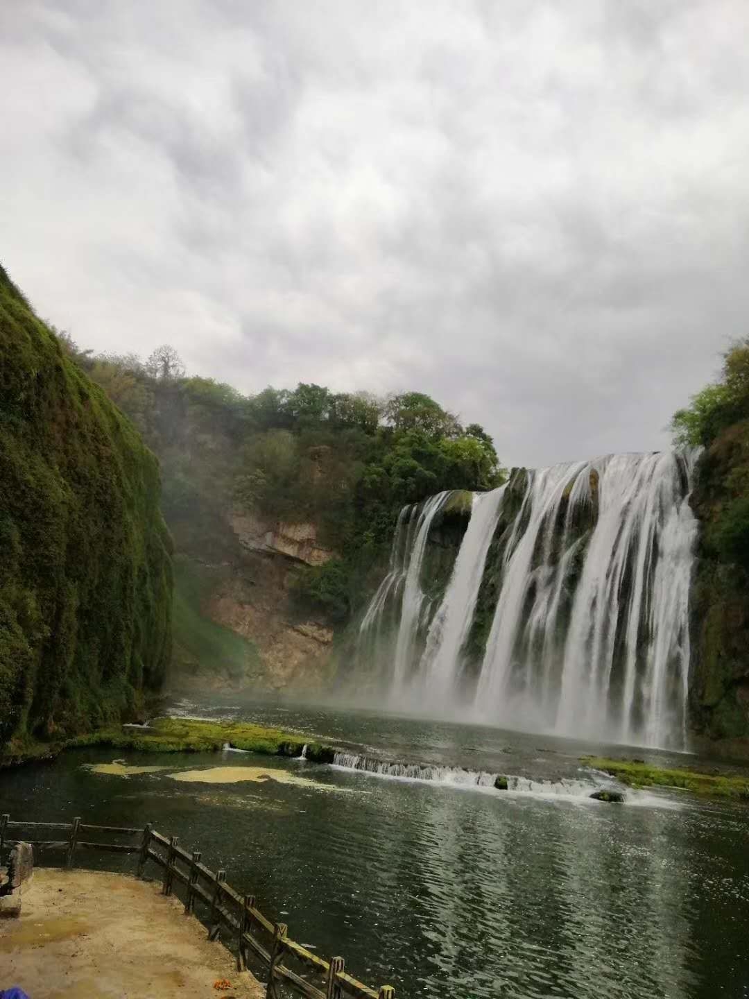 "大美风光在西部"，这句话决不是说说而已。不同于东南沿海地区的喧嚣热闹，祖国的西部地区更多是恬静、悠然的，既有古城小镇的人文景色，也有浩瀚壮阔的自然风光，令人流连忘返。