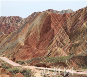 克山县爱国主义教育基地占地面积2.6万平方米，是县委、县政府为加强爱国主义教育，动员和鼓励广大人民群众特别是青少年传承和弘扬伟大爱国精神，积**投身社会主义建设，推动民族复兴和文明进步而作出的重大决策。