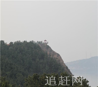 北国小九寨风景区，是威虎山**森林公园的核心景区，位于长白山余脉张广财岭东麓，柴河林业局宏声林场，距牡丹江市95公里，景区总面积3108公顷。