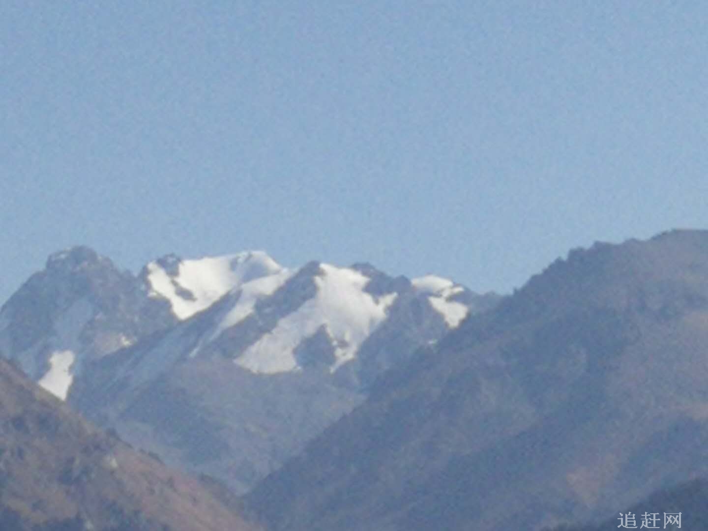 牡丹峰滑雪场：雪量大、雪质好，雪期为四个多月，滑雪场雪道全长1200米，平均宽度70米；备有吊椅式架空索道和大动力拖牵；雪地摩托专用道800米。