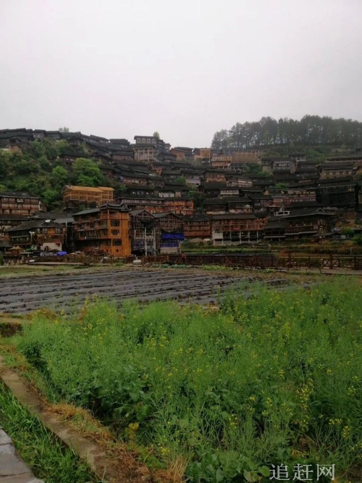 位于沈阳市沈北新区清水台镇境内的帽山西麓，面对旷野，背依群山，西距贯穿南北的102线国道1．32公里，东向煤都抚顺30公里。