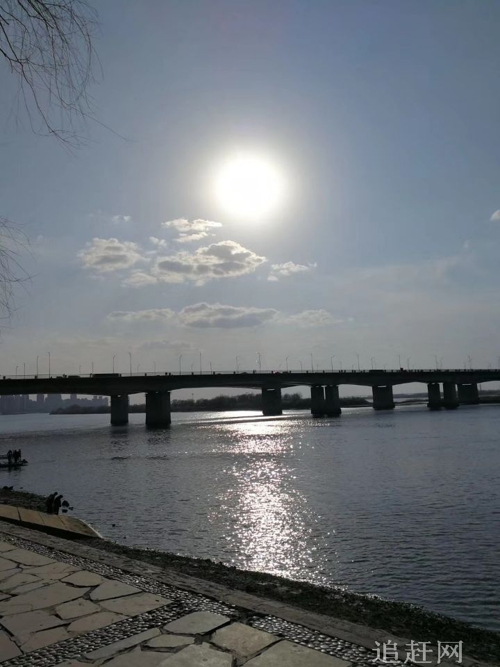 月亮湾位于大连市长海县广鹿岛柳条村西南海边。月亮湾浴场海岸线呈弧状，长1500米。月亮湾里的沙滩叫金沙滩。