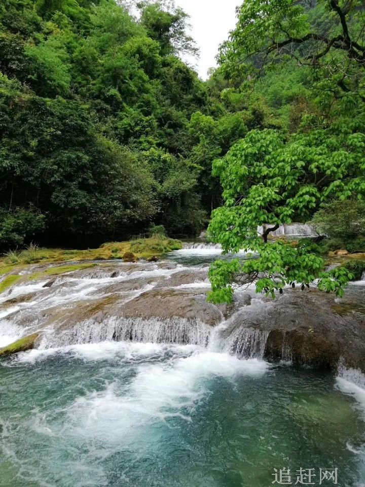 远近闻名的仙女湖，位于长海县广鹿岛的老铁山入海口，湖海相融，景色秀美，海映衬下的湖显得温婉秀丽，湖衬托下的海更显宽广博大。