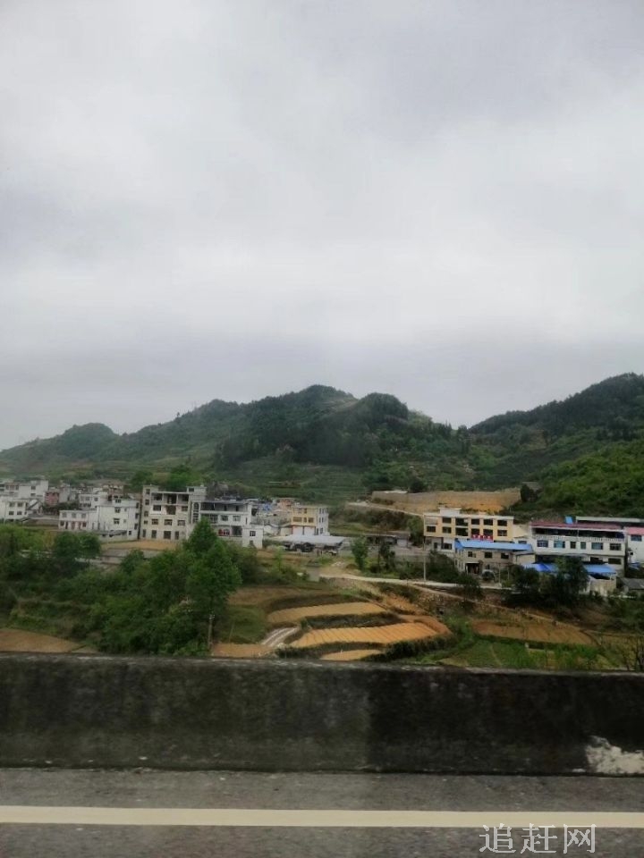 龙门温泉旅游度假区，**AAA级景区，位于瓦房店市北部的许屯镇龙门汤村，是一个具有多民族风格和国际品位的综合性旅游度假区。