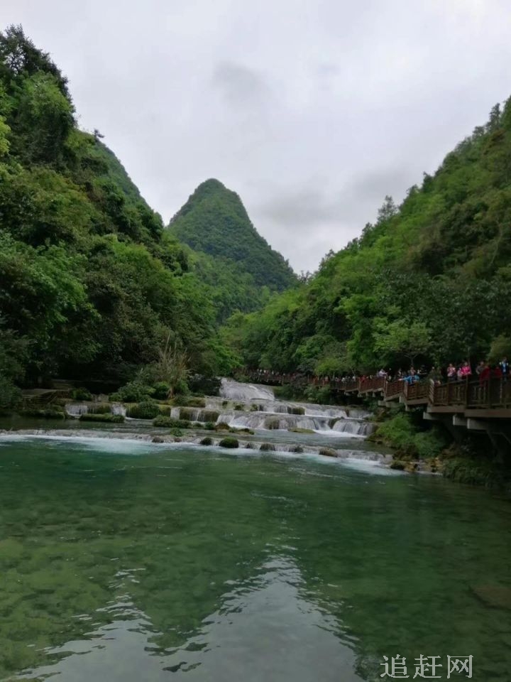 蛤蜊岛位于庄河城东7.5公里处，由一条1700米拦海大坝把小岛和陆地连成一体。蛤蜊岛东西长1.5公里，南北宽0.5公里。