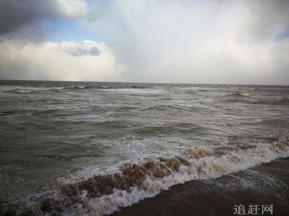 烟波浩渺的红升水库犹如一颗清崎瑰丽的明珠镶嵌在县城东10公里处的红升乡苏子河源头。