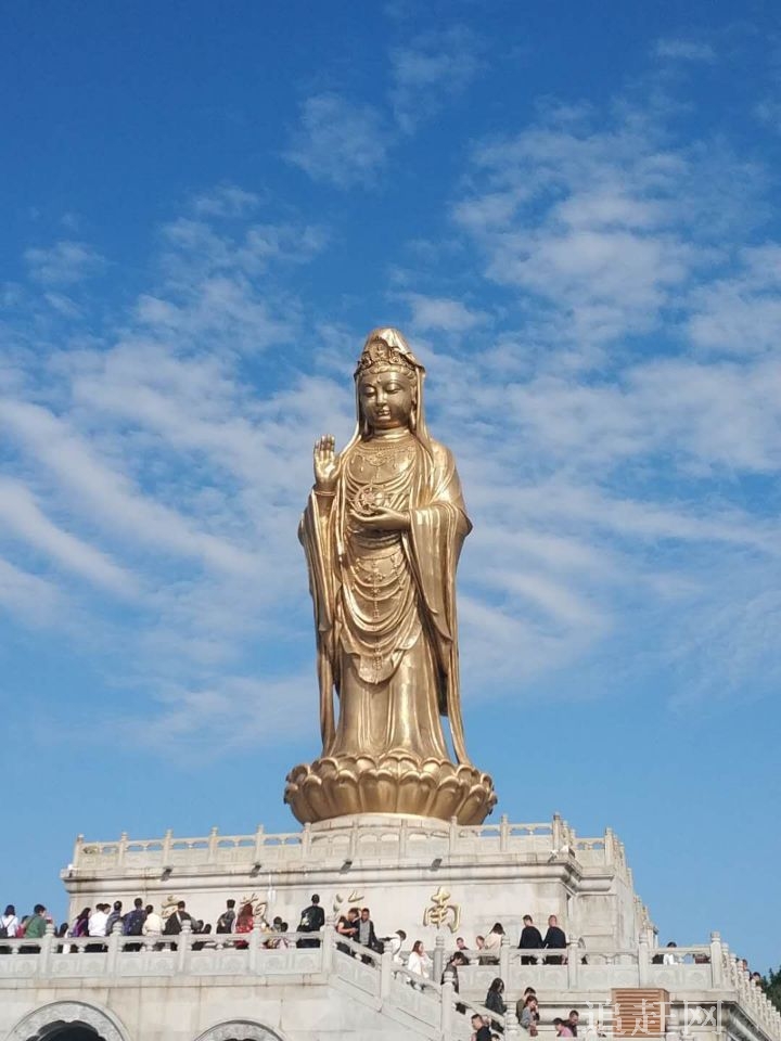 在风景如画的清原满族自治县南口前镇王家堡村，金山天然石佛生态风景旅游开发区宛如一个天造地设的巨型盆景，点缀在茫茫无际的林海中。