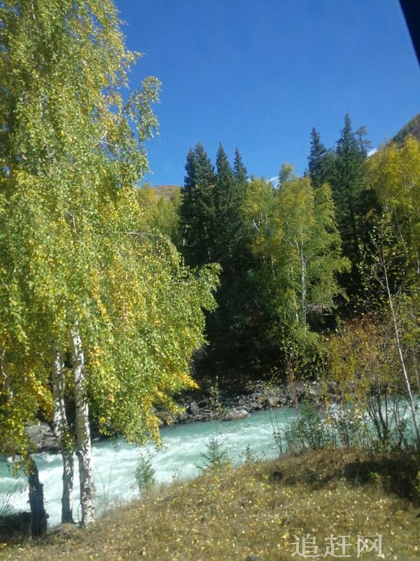 饶河抗日游击队纪念碑座落在风光秀丽的小南山上，南临乌苏里江，占地面积约4万平方米，是**第一批重点烈士纪念设施保护单位。