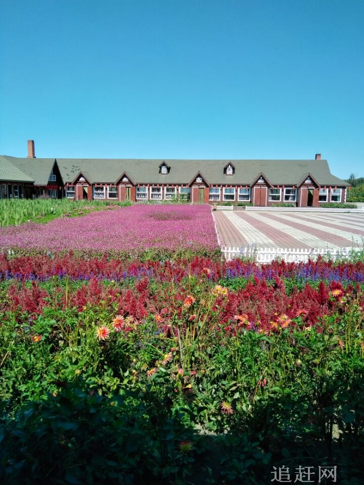 青山沟为省级风景名胜区，位于宽甸的北部山区，由“青山湖”、“飞瀑涧”、“虎塘沟”三大景区组成。