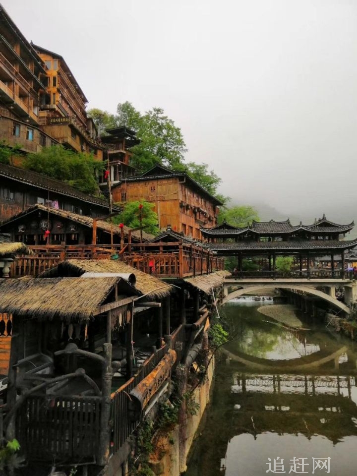 青山沟为省级风景名胜区，位于宽甸的北部山区，由“青山湖”、“飞瀑涧”、“虎塘沟”三大景区组成。