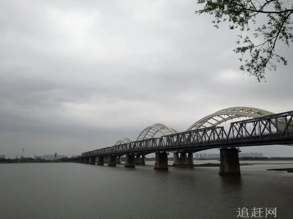 鹤北联营红松母树林——现在人们越来越渴望回归大自然，生态旅游以成为人们的新宠。鹤北红松母树林充满了原始、古朴、粗狂、神奇的个性、吸引着大批旅游者的光顾。