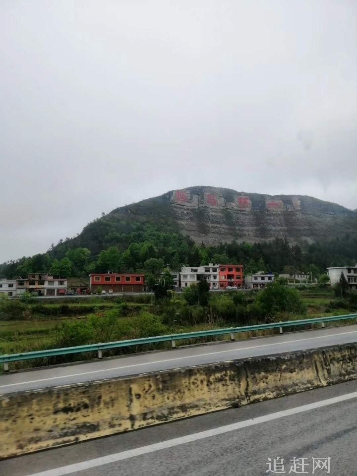 大孤山**风景名胜区位于丹东市西南东港市境内的大洋河河口右岸，孤山镇环绕其南麓。由丹东市或东港市出发，可乘汽车直抵山脚，然后沿石径登山，即可遍游其景点。