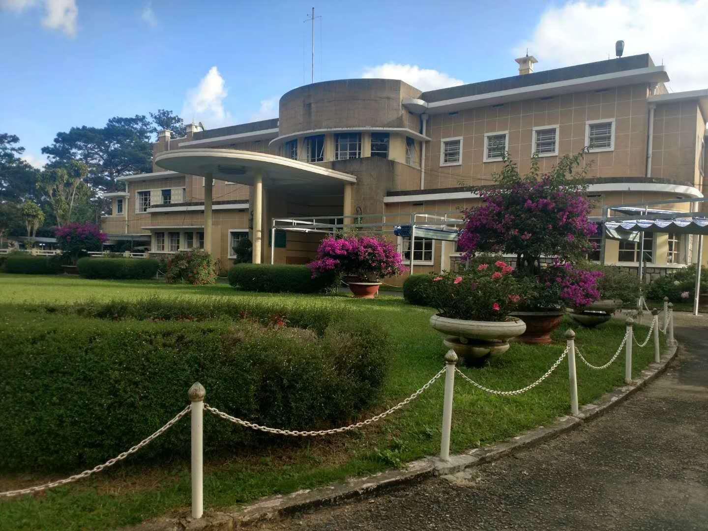 位于东港市小甸子镇的老石山原始部落倚山而建，临水而居，山下有碧波荡漾的“唐水湖”，湖光山色，风光秀美。