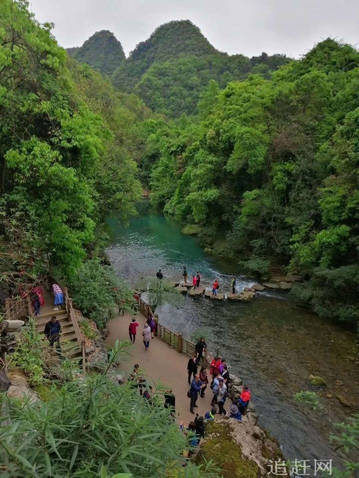 桃源峰水电站是中国**北部的一座水电站，该电站是以发电为主，兼顾防洪、养鱼、旅游等综合利用的大型水利水电枢纽工程。