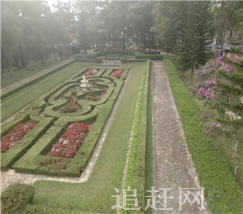 海棠山风景区位于阜蒙县大板镇，地处医巫闾山，是**级自然保护区、辽宁省十佳森林公园之一，是人文景观与自然景观巧妙结合、融为一体的典范。