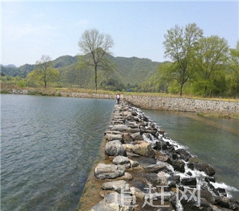 调兵山风景区位于调兵山市区内，为**AAA级旅游景区。这里依调兵山群峰而居，历史源远流长，文化底蕴丰富。