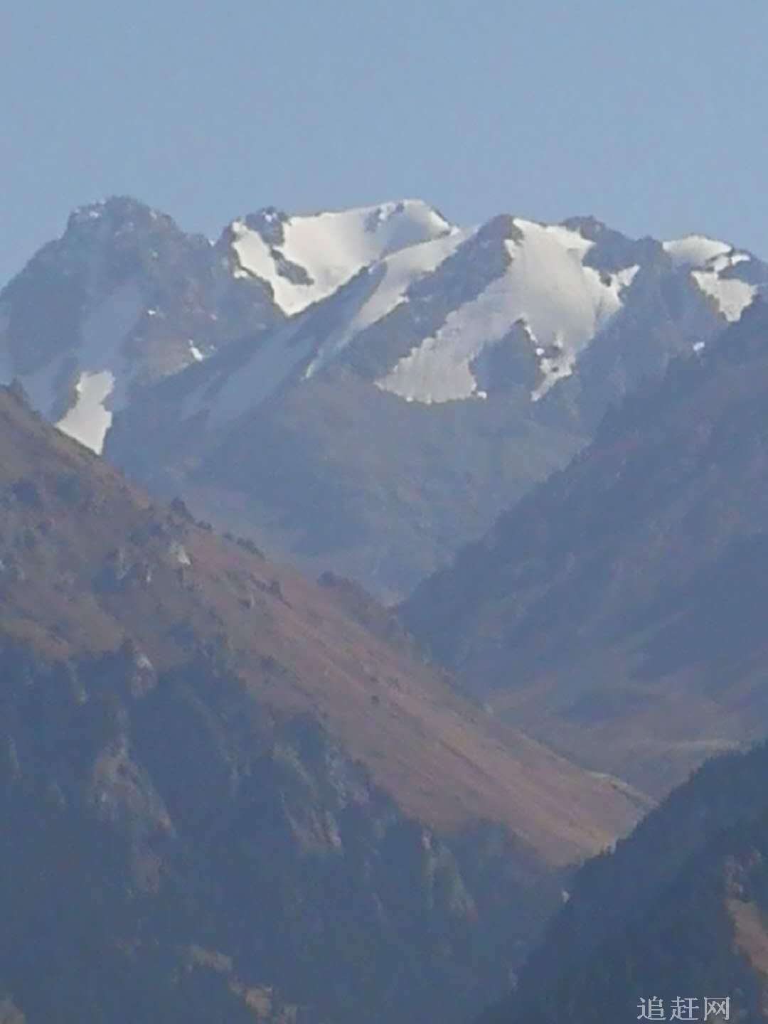 红石砬风景区位于农安县靠山镇东北16公里处，依山傍水，风景秀丽，交通便捷。