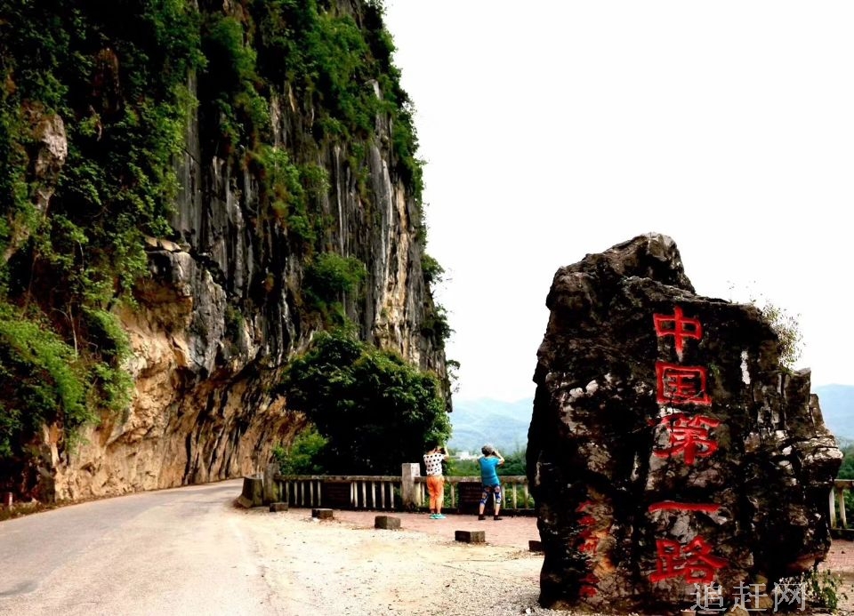 二龙湖风景区位于吉林省公主岭市，辽源市和伊通县的二市一县交界处，象一颗明珠镶嵌在东辽河上。