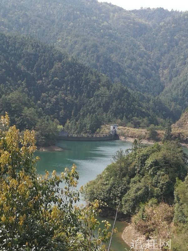 涂山 古称塗山，今称土山，在今曹县阎店楼镇土山集村北，山南有商汤陵庙。新中国成立初期，山比周围尚高五米以上，由于居民取土，雨水冲刷，现在仅高于平地约一两米。