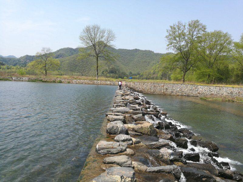 亿城寺：孙膑晚年隐居孙花园（寺南0.5公里），齐王念其功高，常派人前去看望，为安置其食宿，于村北建驿城一座。