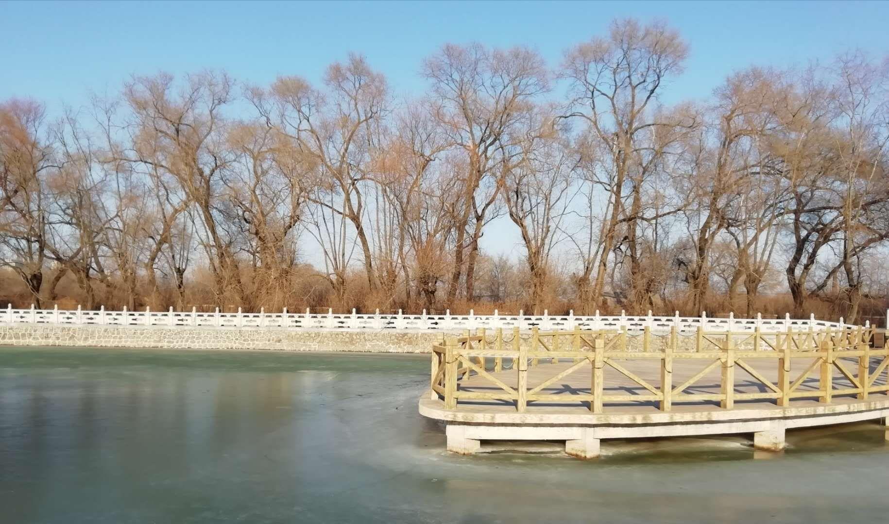 蓬莱泰生小镇是新加坡国际元立集团斥重金打造的蓬莱市旅游景区新名片。镇内有山有水，既坐拥峰山和睡虎山二峰，也有以九大行星命名的九方小湖。