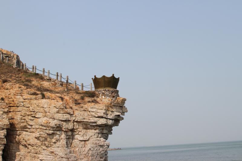 为汉代祠堂和墓地，位于嘉祥县纸纺镇武宅山村北，始建于东汉桓、灵时期，是我市**早的建筑物，全石结构，石刻画像，内容丰富，雕制精巧，是我国保存完整的汉代石刻艺术珍品。