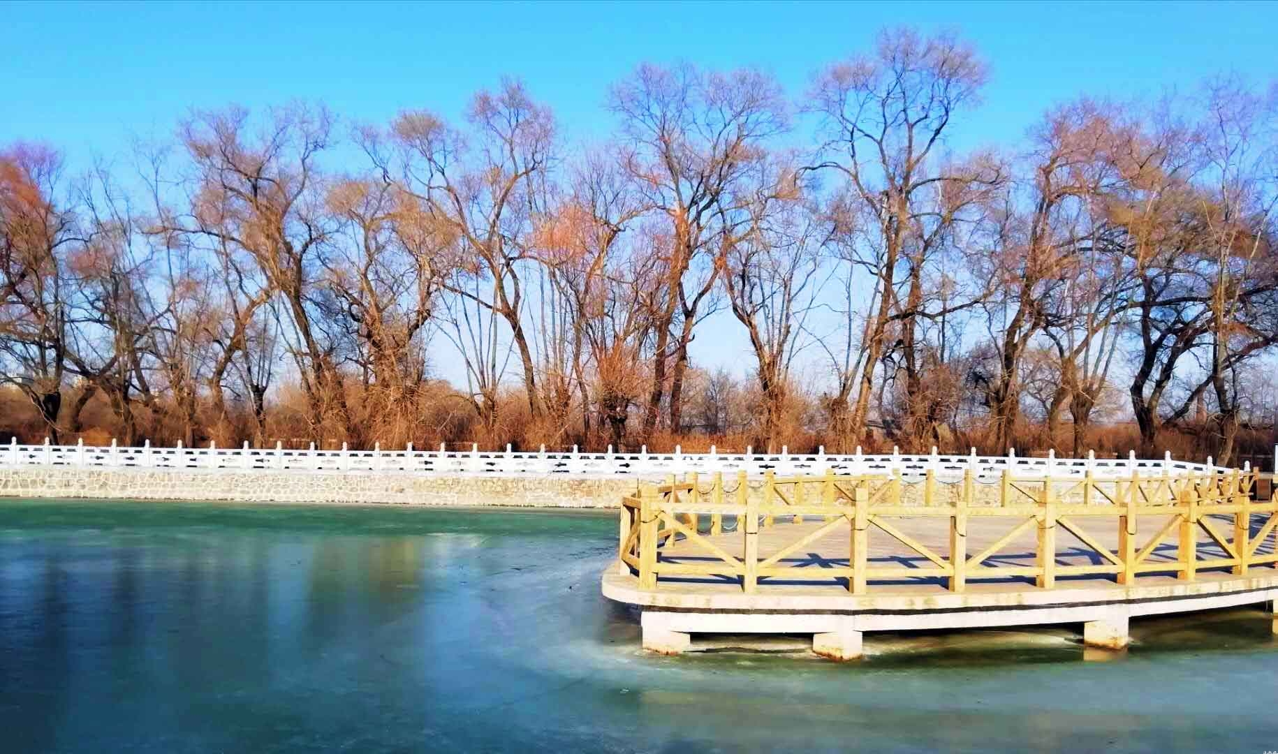 景德镇，别名 “瓷都”，江西省地级市，位于江西省东北部，西北与安徽省东至县交界，南与万年县为邻，西同鄱阳县接壤，东北倚安徽省祁门县，东南和婺源县毗连。介于东经116°57′—117°42′，北纬28°44′—29°56′之间，总面积5256平方千米。 
景德镇市处于属于黄山、怀玉山余脉、鄱阳湖平原过渡地带。处于皖（安徽）、浙（浙江）、赣（江西）三省交界处，是浙赣皖重要的交通枢纽中心城市之一。民国时期曾与广东佛山、湖北汉口、河南朱仙并称**四大名镇。