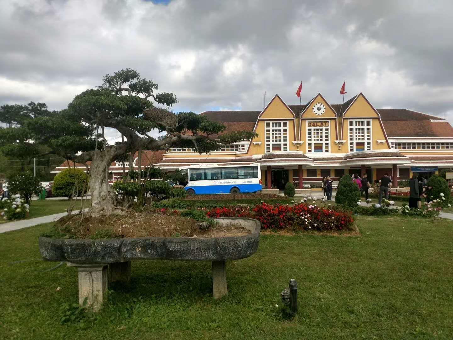 海岛金山寺景区，位于山东省德州市庆云县城北郊。景区依托寺院而建，包括佛事活动区、商业区、景观区三部分，已形成周边地区规模**的仿古建筑群。