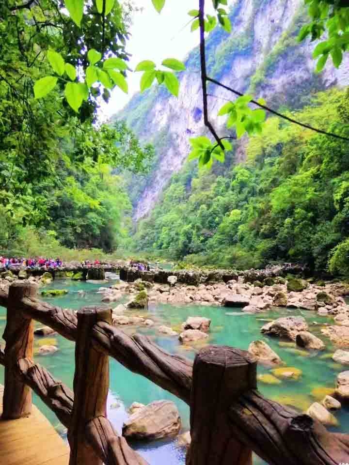 六盘水市，是贵州省的6个地级市之一，驻地钟山区。别称中国凉都。  位于贵州西部乌蒙山区，年平均气温15℃，夏季平均气温19.7℃，冬季平均气温3℃。气候凉爽、舒适、滋润、清新，紫外线辐射适中，被中国气象学会授予“中国凉都”称号，是**唯一以气候特征命名的城市。